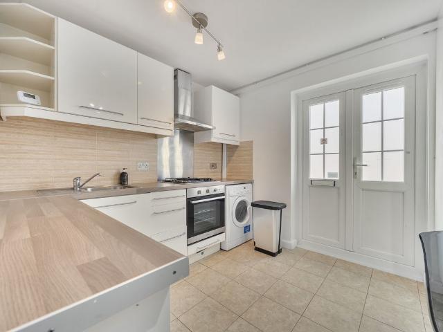 Francis Close, London E14, 2 bed property to rent, £2,250 pcm | PrimeLocation