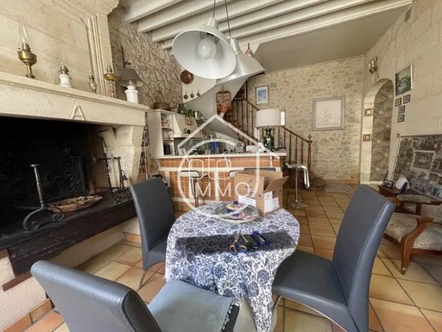 Francs: Maison de maître de caractère en pierre apparente