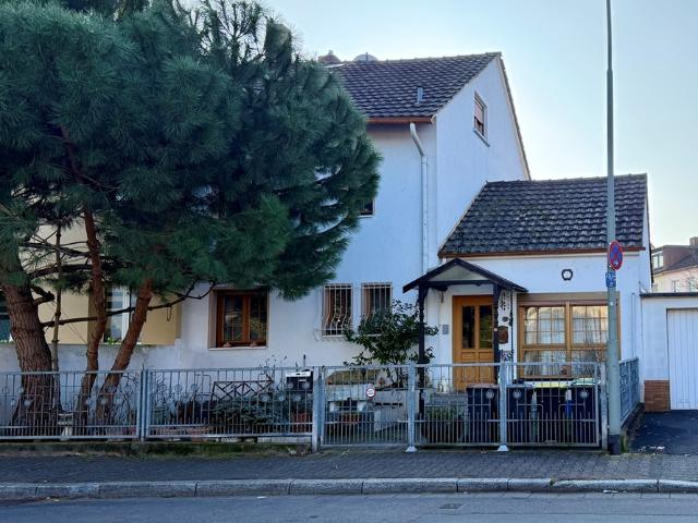 Frankfurt Griesheim: Große Doppelhaushälfte in gesuchter Lage!