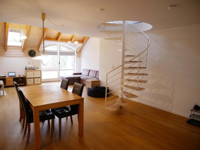 Frankfurt Hausen: Möblierte 5 Zimmer Wohnung mit großem Balkon