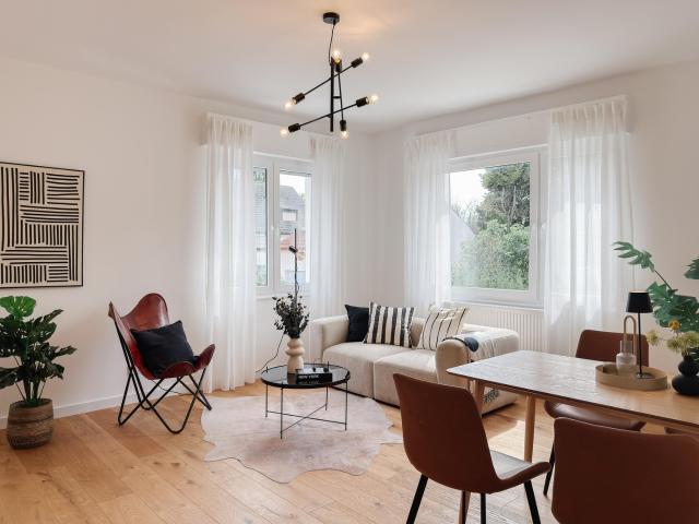 Frankfurt vor der Haustür: hochwertige 91 m² Wohnung mit Balkon im stilvollen 3 Parteien Haus