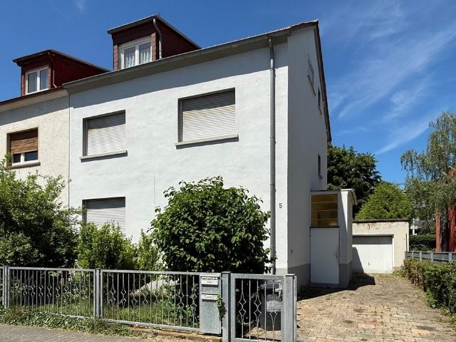 Frankfurt Zeilsheim: Erbpacht vermietetes DHH mit 2 Einheiten als Kapitalanlage