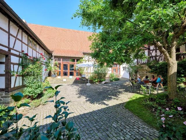 Fränkischer Vierseithof in ländlicher Idylle
