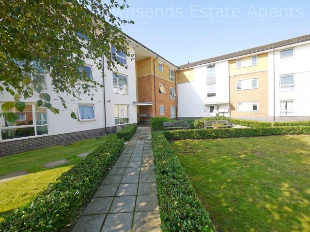 Franklin Avenue, Watford WD18 2 bed flat to rent £1,575 pcm £363 pw