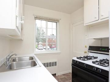 Franklin Court Apartments 1 Bedroom Apartment for Rent at 4925 Franklin Ave, Des Moines, IA 50310 Merle Hay
