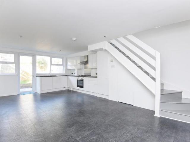Franklin Close, London SE27, 3 bed town house to rent, £3,000 pcm | PrimeLocation