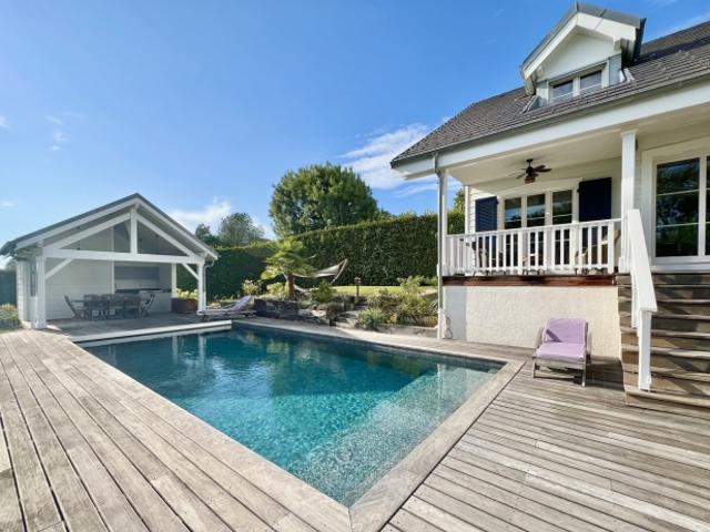 Frankreich – Luxusvilla mit Pool in einer grünen Umgebung