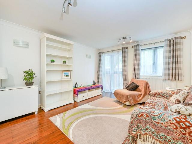 Fraser Court, Shepherd's Bush. 1 bed flat to rent £3,000 pcm £692 pw