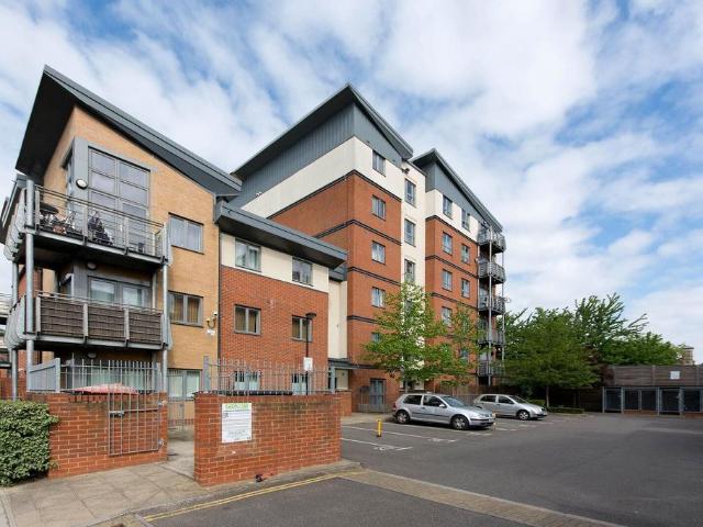 Fraser Court, Shepherd's Bush. 1 bed flat to rent £3,000 pcm £692 pw