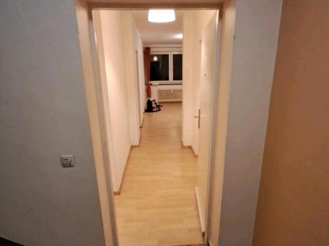 Freundliche 4 Zimmer Wohnung mit Balkon in Frankfurt Niederursel