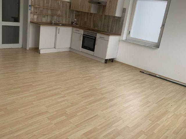 Freundliche 4 Zimmer Erdgeschoßwohnung mit Einbauküche und Balkon. Stellplatz vorhanden