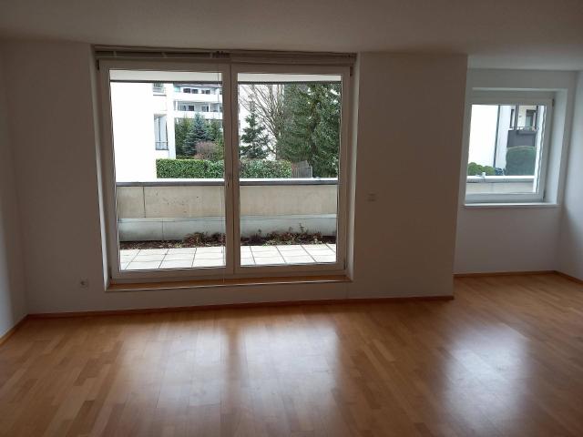 Freundliche 2 Zimmer Wohnung mit Tiefgaragen Stellplatz, Terrasse und kleiner Grünfläche in zentraler Lage