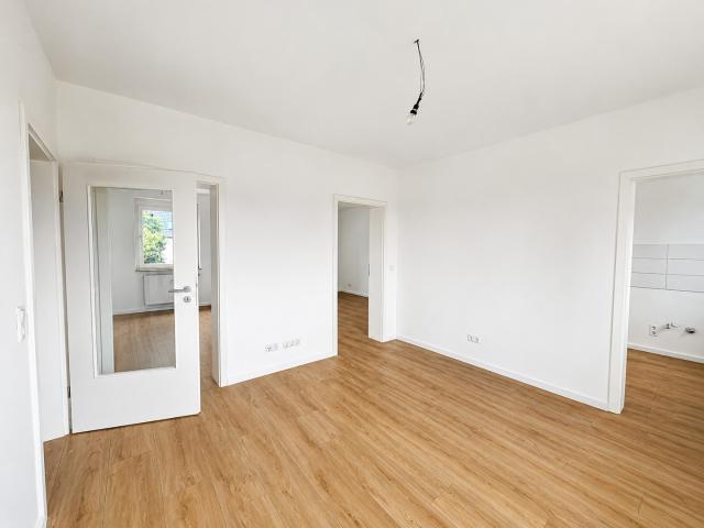 freundliche 3 Zimmer Wohnung mit neuem Boden, frei ab 01.08