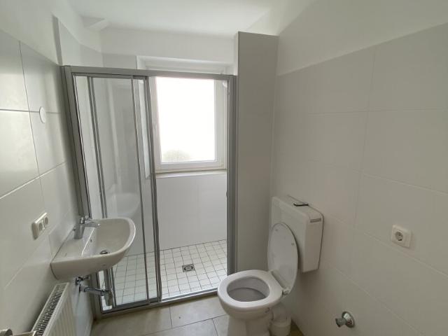 freundliche 3 zimmer wohnung in grüner stadtrandlage von steyr münichholz – hell, modern und ideal für entspanntes wohnen mit komfort und charme nach umfassender sanierung!