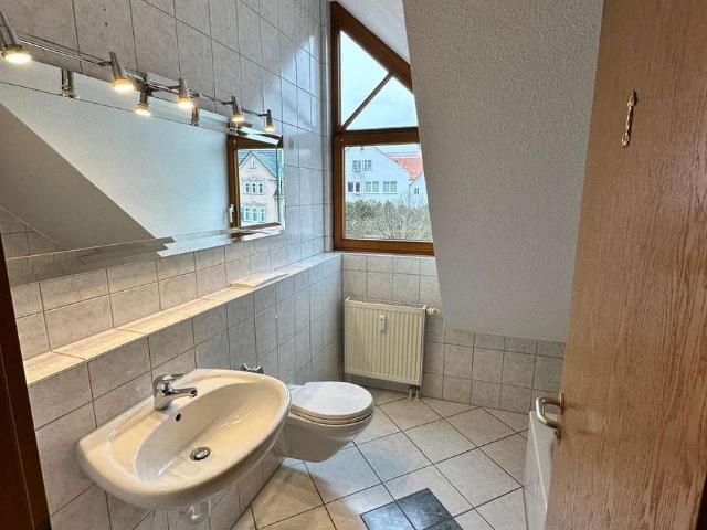 Freundliche und gepflegte 3 Zimmer Dachgeschosswohnung mit Einbauküche in Aldingen