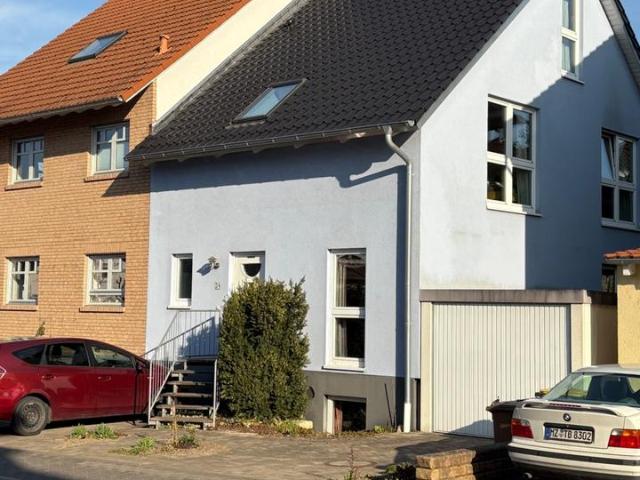 Freundliche und helle Doppelhaushälfte mit Garten