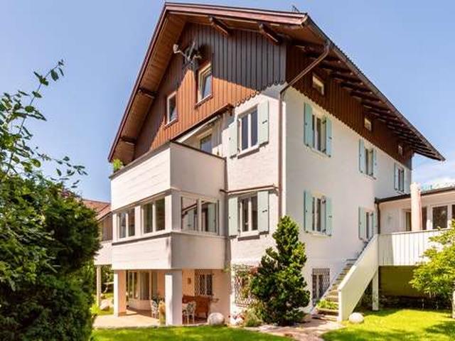 Freundliche / Schöne, vollständig renovierte 3 Zimmer Wohnung mit EBK und Terrasse + Balkon
