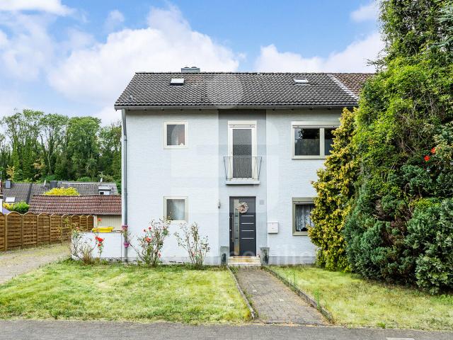 Frechen, Doppelhaushälfte mit Potential und großem Grundstück in ruhiger Lage