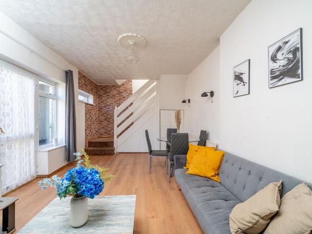 Frederick Street, Luton LU2, 2 bed terraced house to rent, £1,500 pcm | PrimeLocation
