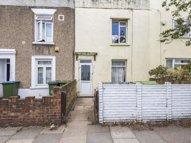 Frederick Place, London SE18, 3 bed terraced house to rent, £2,300 pcm | PrimeLocation