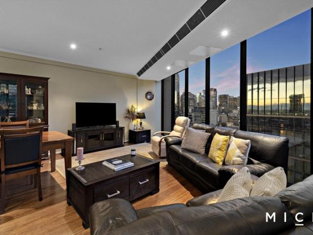 Free Flowing Corner Domain with Picturesque Views