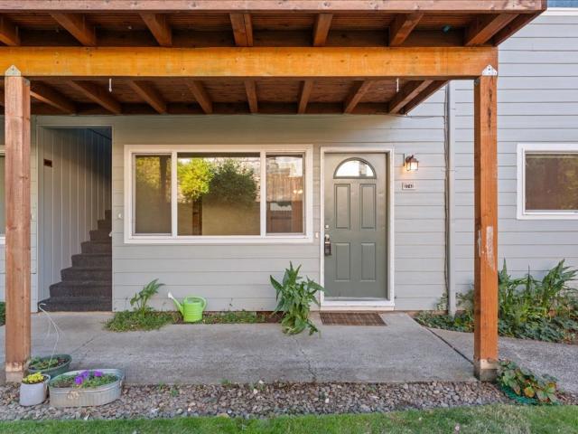 FREE RENT SPECIAL! Charming First Floor Mid Century Apartment in Tranquil West Linn