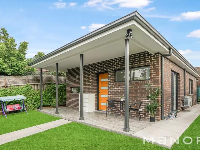 Free standing granny flat in central location