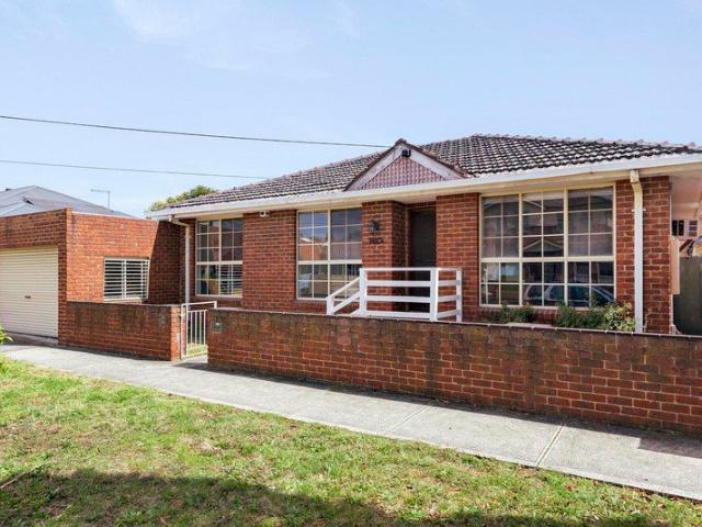 Free standing, low maintenance and lock up garage