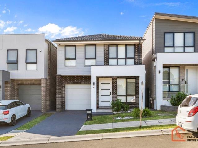 Free standing Spacious 4 Bedroom Townhouse in Rouse Hill