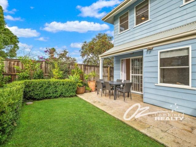 FREE STANDING TOWN HOUSE PRIME LOCATION APPROX 200 MTRS TO THE STUNNING HUSKISSON BEACH