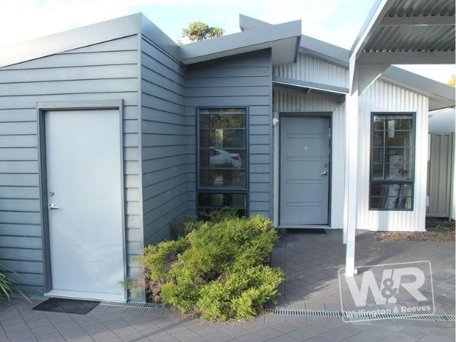 FREE STANDING UNIT IN PEACEFUL LITTLE GROVE