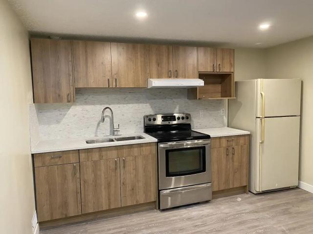FREE WIFI 3b1b, close to UofcC SAIT, separate entrance independent basement