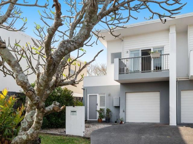 Freehold freedom, north facing sunshine + effortless inner east living