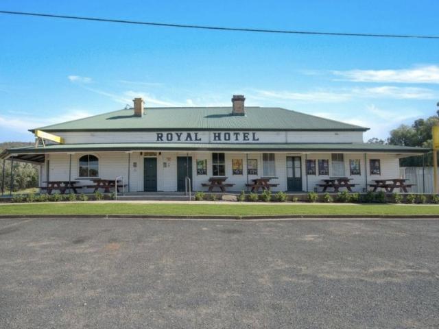 Freehold Hotel for Sale Royal Hotel, Tambar Springs