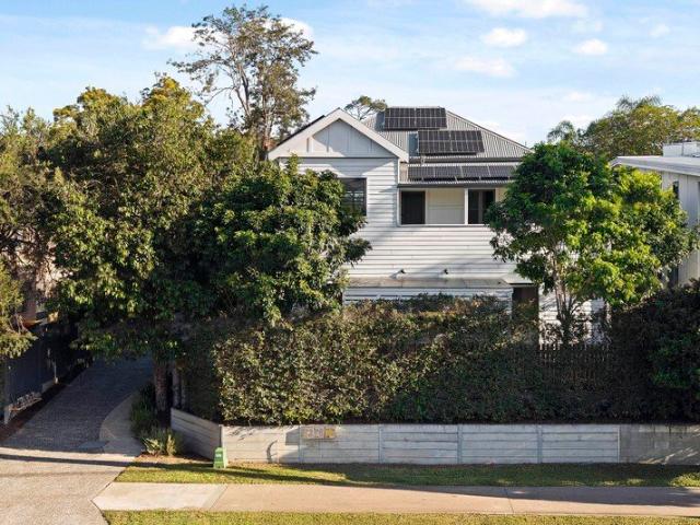 Freehold Renovated Residence Moments from Oxford Street