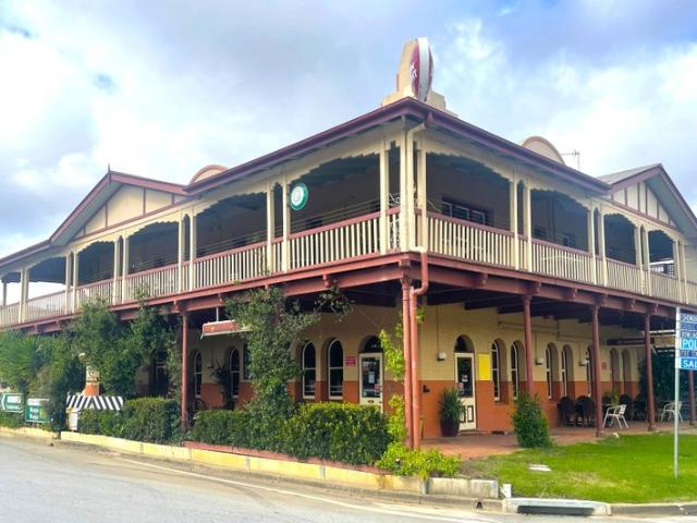 FREEHOLD Royal Hotel, Adelong NSW 1P0607