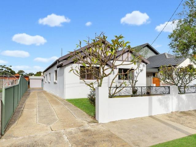 Freestanding 3 Bed Home + Large Detached Studio