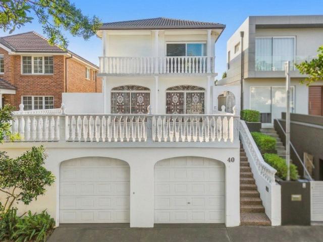 Freestanding 360sqm Residence with Exceptional Potential