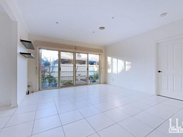 Freestanding 4 Bed Home in MWSCZ & 10 minute Walk To Deakin University