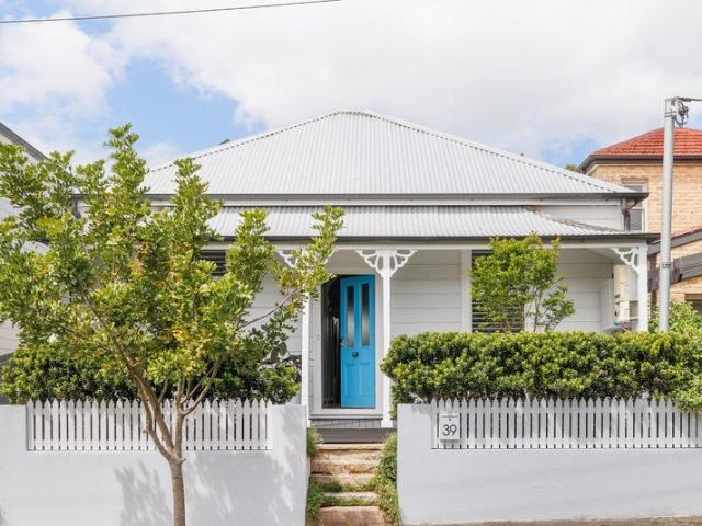 Freestanding cottage / beautifully extended north facing living
