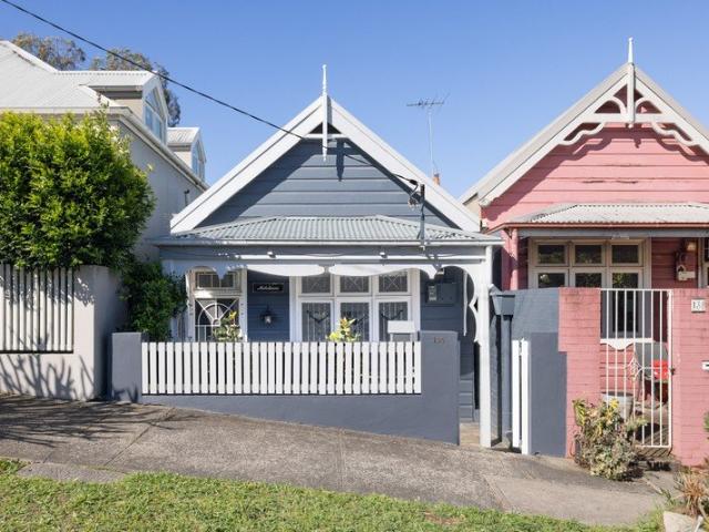 Freestanding cottage / NE facing backyard / future potential