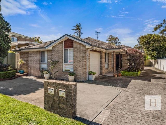 Freestanding Courtyard Home Offering Comfort and Convenience