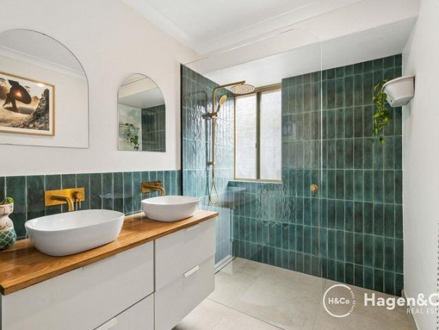 FREESTANDING COASTAL VILLA MOMENTS FROM BENNETT PARK