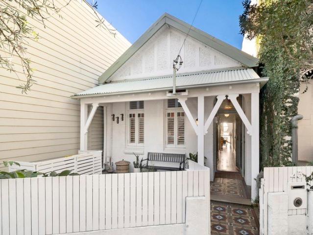 Freestanding centrally located single level home with DA