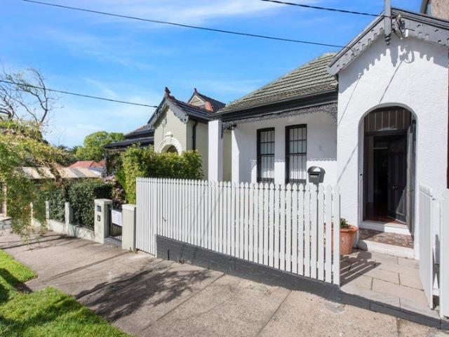 Freestanding charm on Albany Road