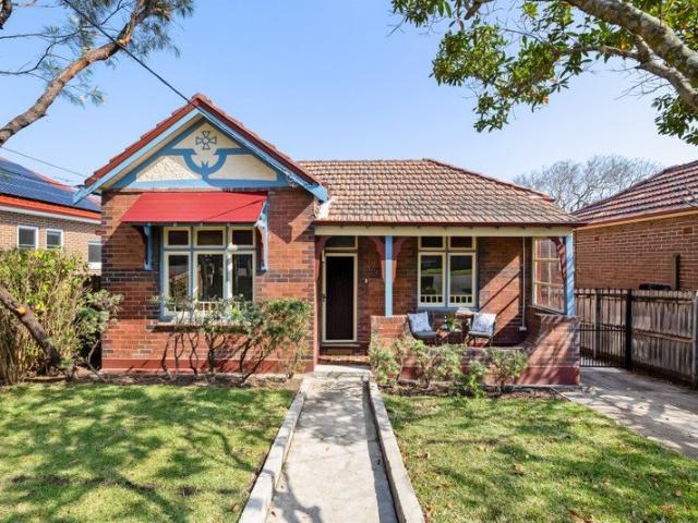 Freestanding beauty on level 436.3sqm block