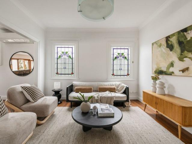 Freestanding double fronted cottage / substantial 276sqm parcel