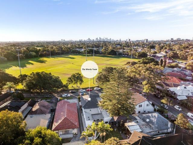 Freestanding Designer Residence Opposite Jellicoe Park