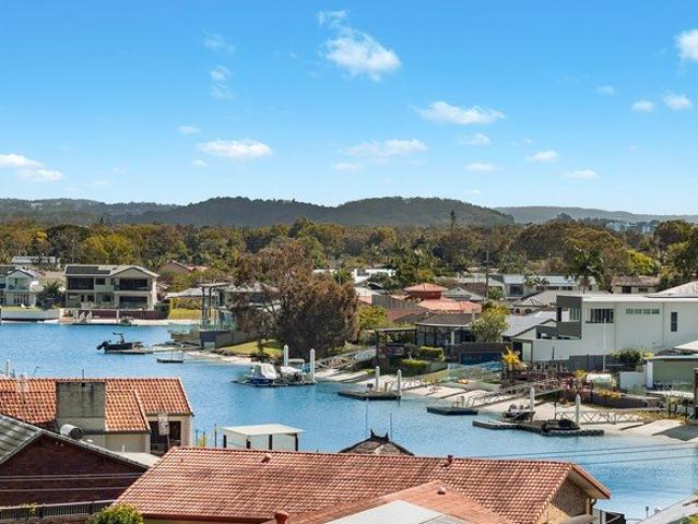 Freestanding duplex in central Tweed with water views
