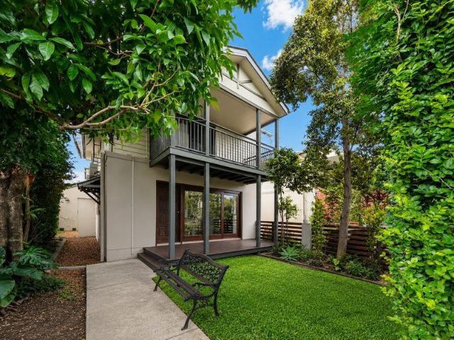 FREESTANDING EXECUTIVE TOWNHOUSE IN LEAFY POSITION
